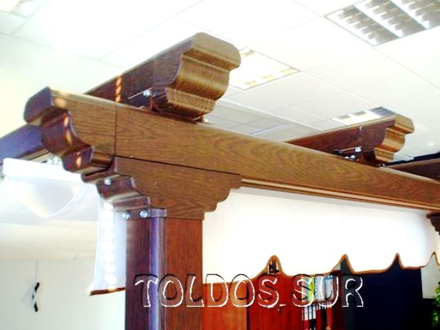 Pérgolas de aluminio imitación madera realizada con perfiles de 120mm x 120mm para la estructura en terminales pecho de paloma.