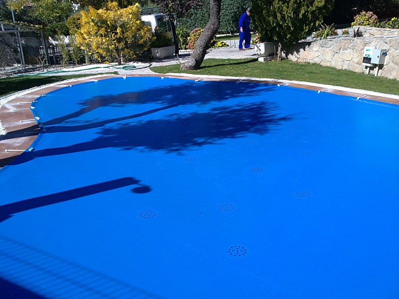 En Valdemorillo, Madrid, instalación de un cobertor de piscina.